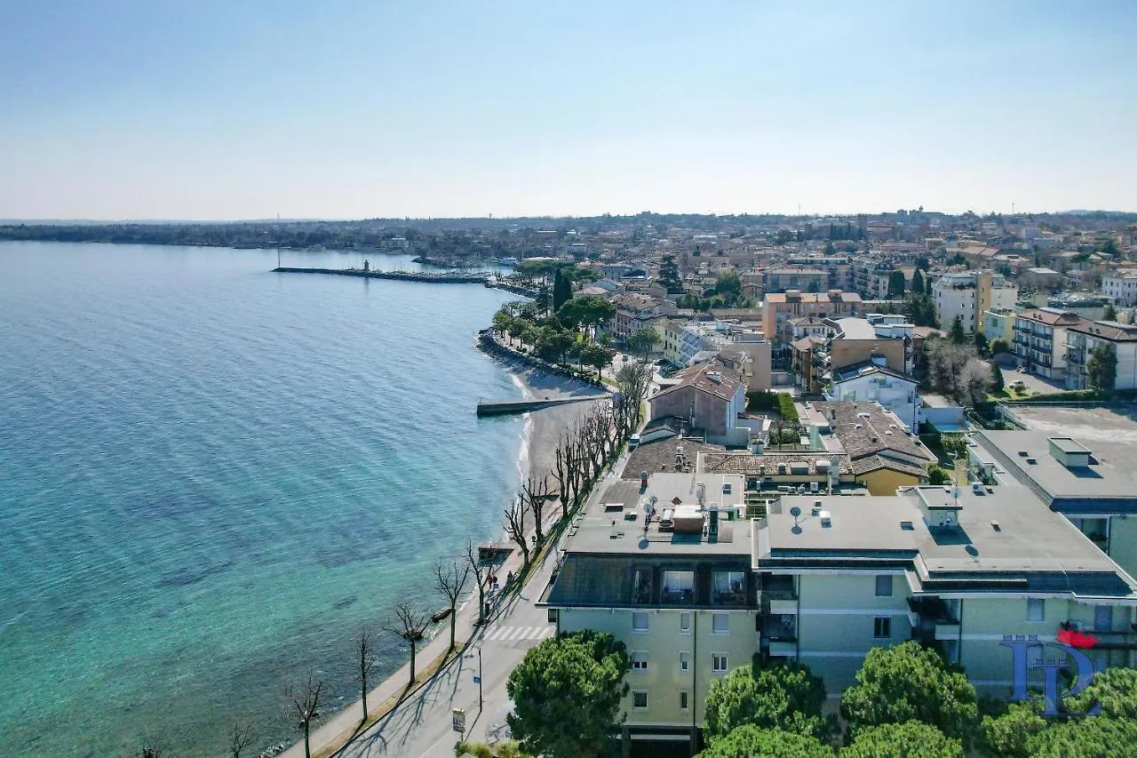 Appartement Desenzanoloft Official Partner Marriott Homes & Villas - Charming On The Lake Front Lake Desenzano del Garda Italië