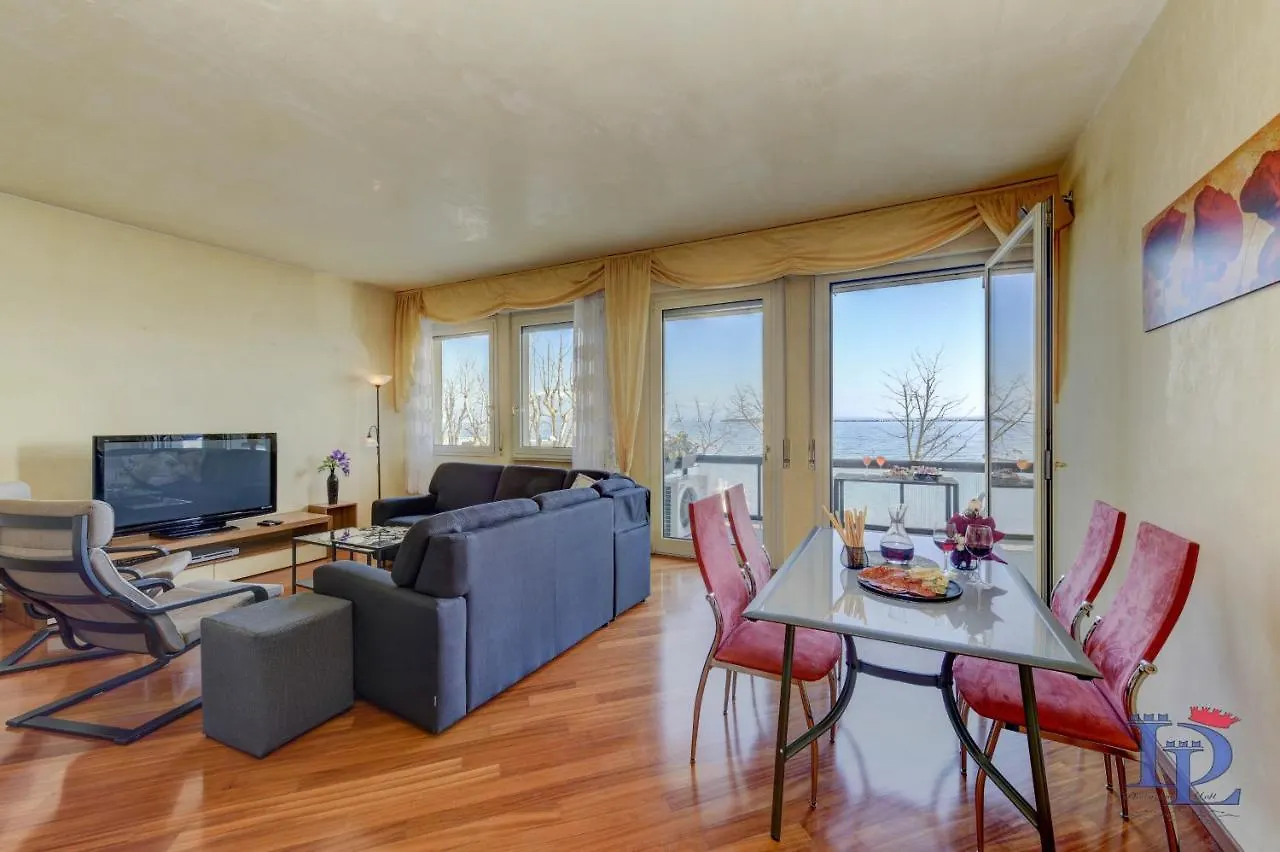 Appartement Desenzanoloft Official Partner Marriott Homes & Villas - Charming On The Lake Front Lake Desenzano del Garda Italië